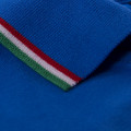 Detalle del cuello en forma de polo con los colores de la bandera italiana
