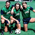 Paul Vaessen, John Devine y John Hawley con la camiseta del Arsenal 1982 visitante