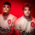 Shaqiri con la segunda equipacion del Liverpool FC 1996-97 visitante