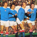 Sumerbee, Bell, Francis Lee, Marsh con la camiseta del Manchester City 1972