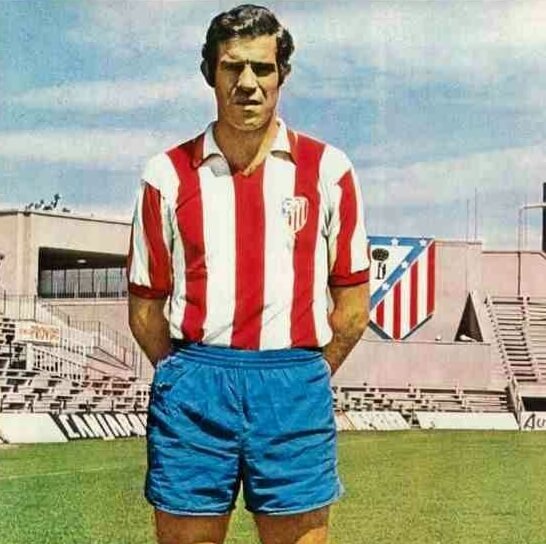 Luis Aragonés con la camiseta retro del Atlético de Madrid