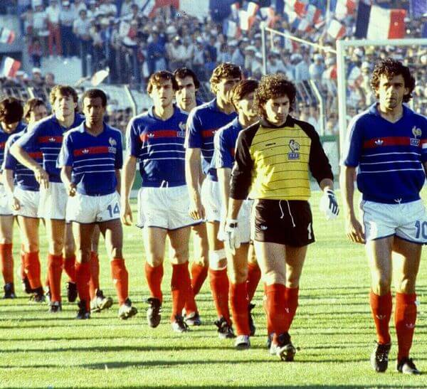 Platini y la selección de Francia con la camiseta de la Eurocopa 1984