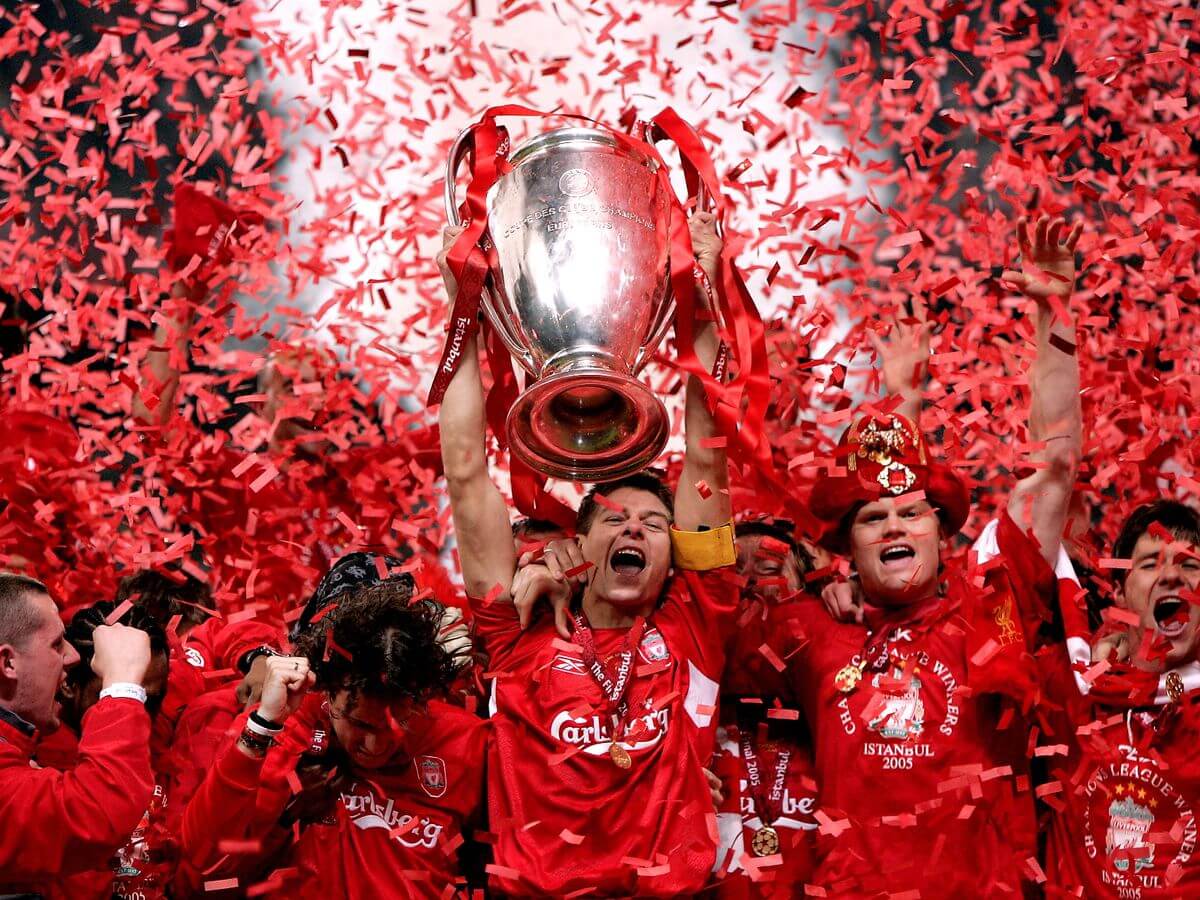 Steven Gerrard levanta la Champions League de 2005 en la final de Istambul contra el AC Milan