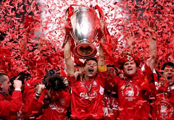 Steven Gerrard con la Champions League de 2005